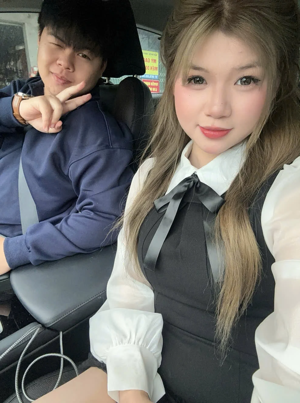 Ảnh selfie vui vẻ của hai người trong xe
